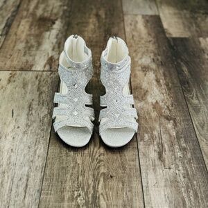 Girls pump sandals with low heel, rhinestones and silver shimmer